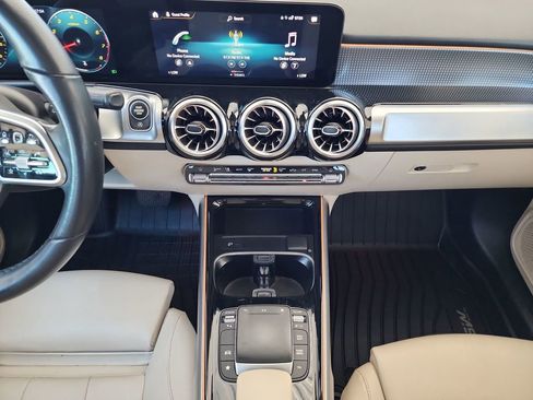 Used 2022 Mercedes-Benz GLB 250 w/ Premium Package Lite image 20
