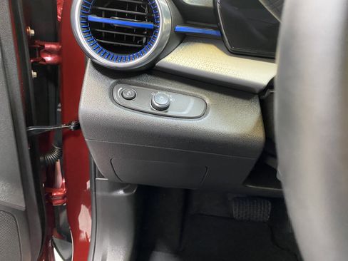 Used 2025 Chevrolet Trax LT w/ LT Convenience Package image 33