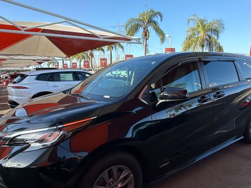 Used 2021 Toyota Sienna LE FWD image 4