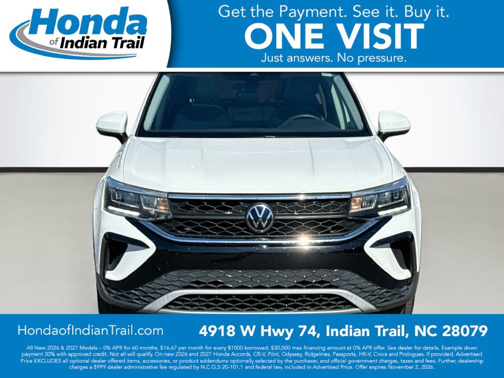Used 2023 Volkswagen Taos SE w/ Panoramic Sunroof Package FWD image 2