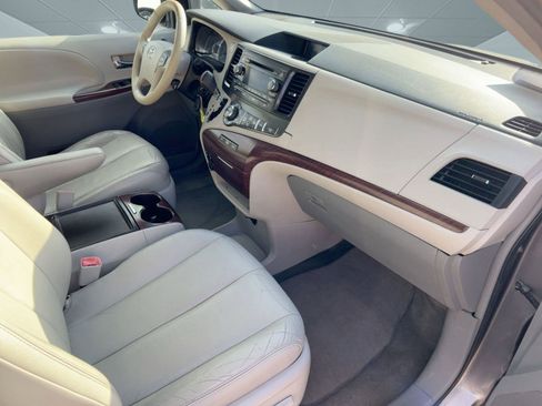 Used 2013 Toyota Sienna XLE image 31