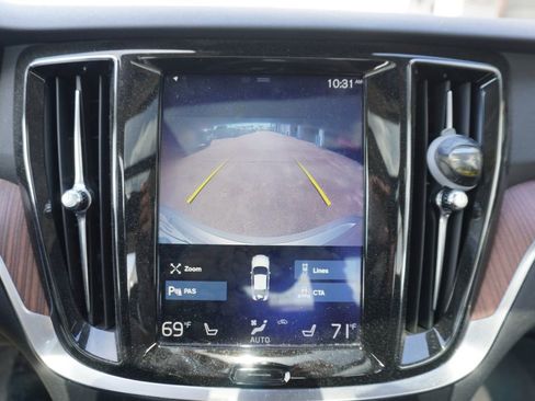Used 2019 Volvo S60 T5 Momentum w/ Multimedia Package FWD image 9