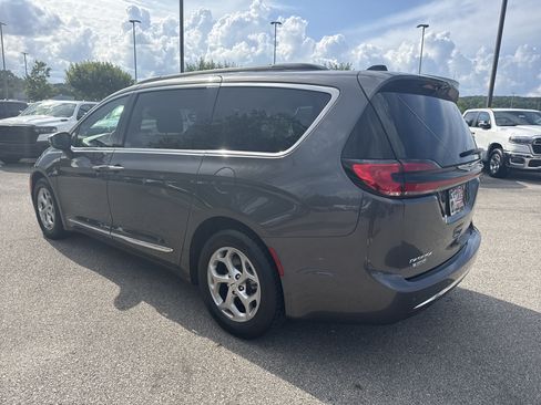 Used 2023 Chrysler Pacifica Limited FWD image 5