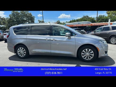 Used 2019 Chrysler Pacifica Touring-L FWD image 1