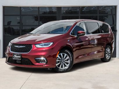 Used 2023 Chrysler Pacifica Touring-L