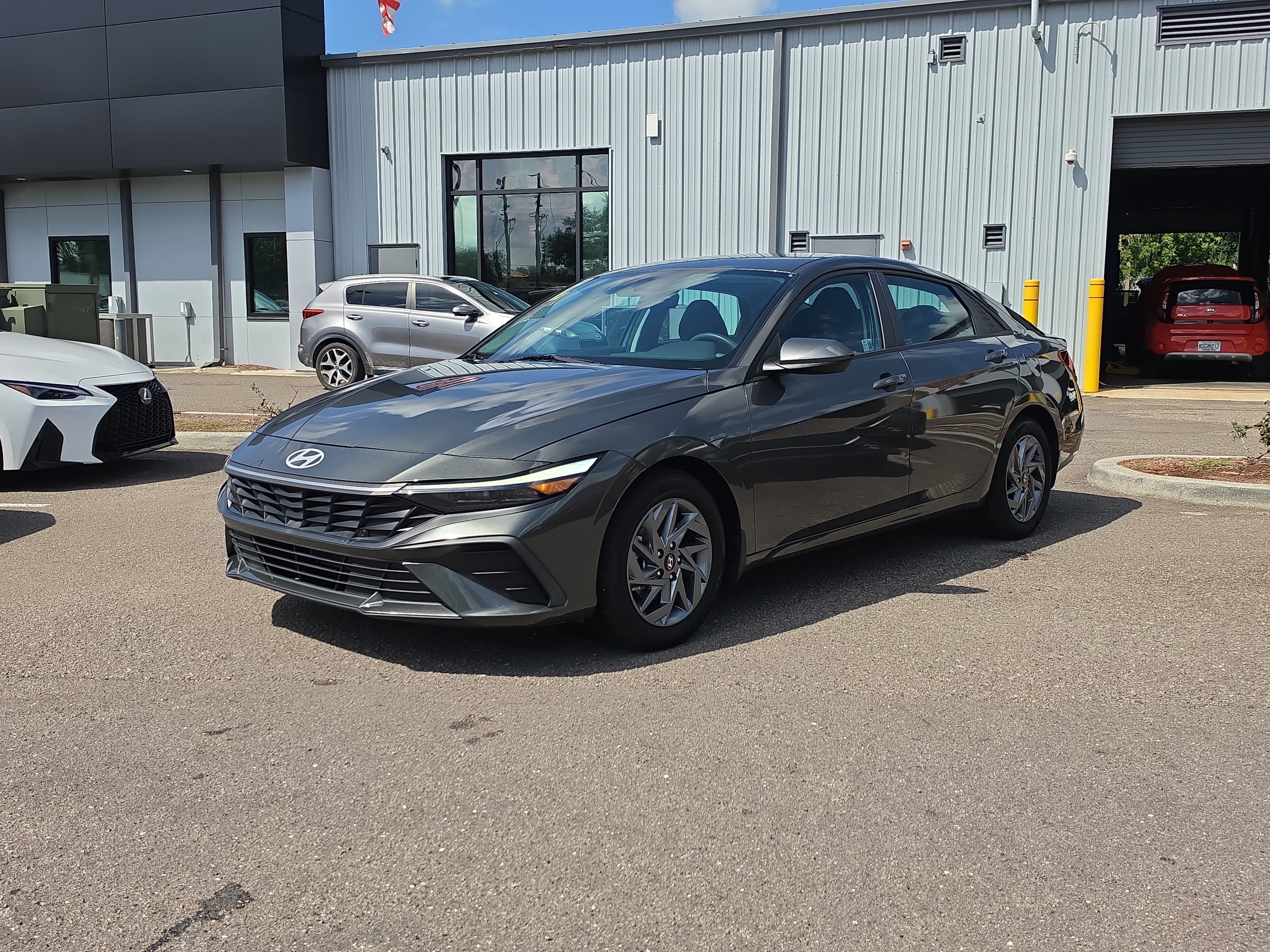 Used 2024 Hyundai Elantra SEL FWD image 4