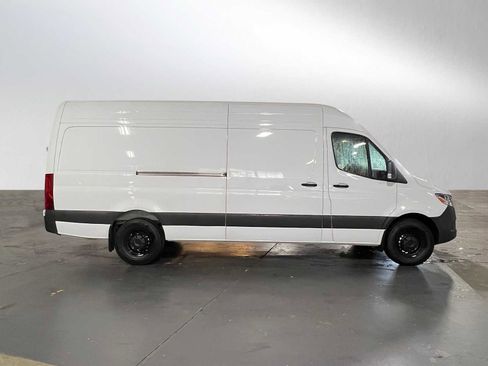 Used 2024 Mercedes-Benz Sprinter 2500 image 2