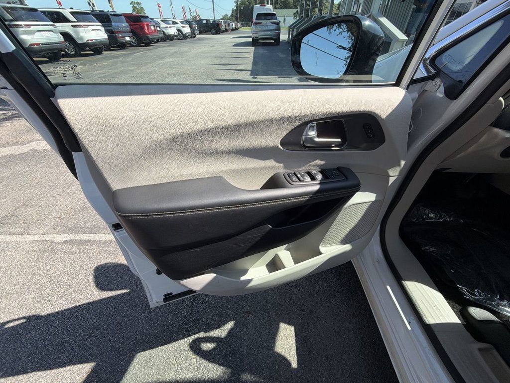 Used 2024 Chrysler Pacifica Touring-L FWD image 12