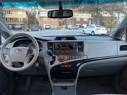 Used 2014 Toyota Sienna LE image 31