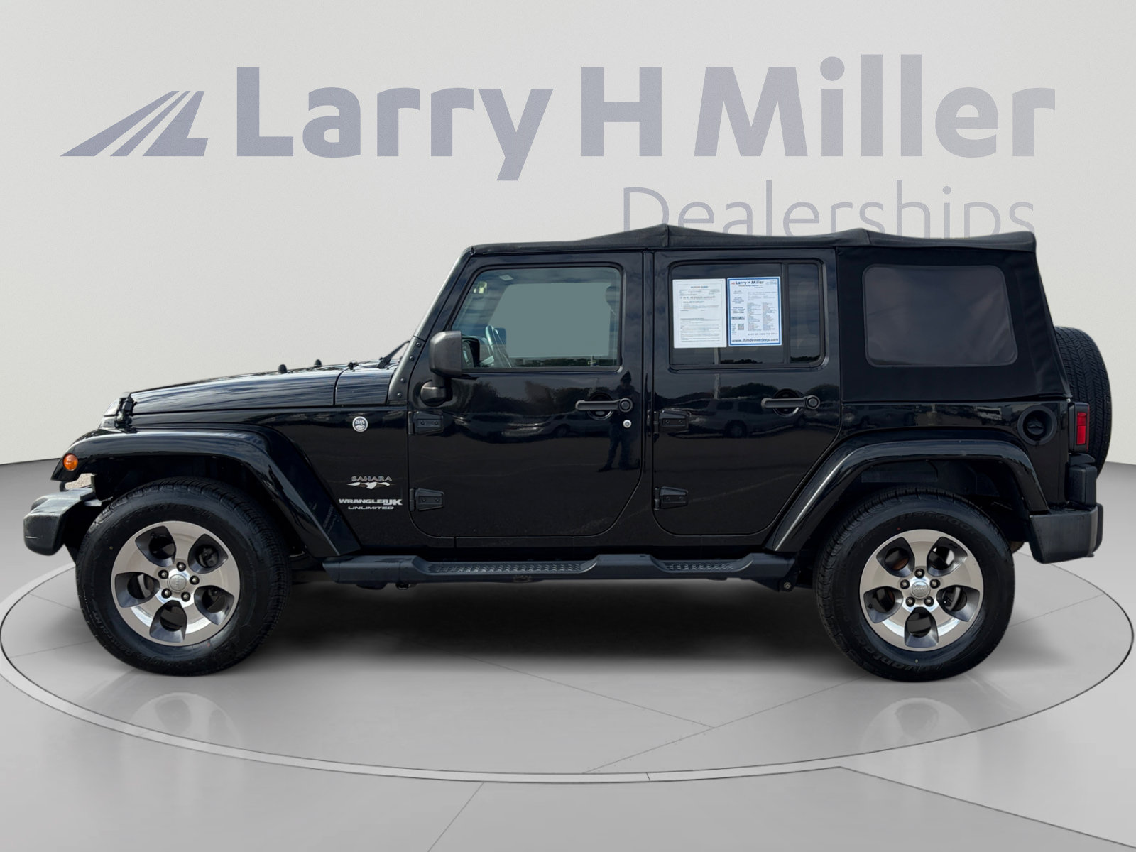 Used 2018 Jeep Wrangler Unlimited Sahara w/ Connectivity Group AWD/4WD image 3