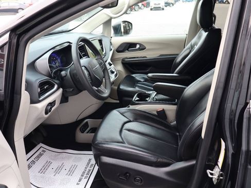 Used 2023 Chrysler Pacifica Touring-L FWD image 6