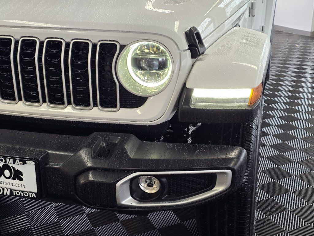 Used 2025 Jeep Wrangler Unlimited Sahara AWD/4WD image 10