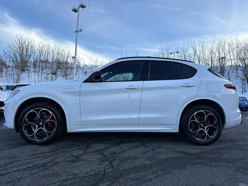 Used 2022 Alfa Romeo Stelvio Veloce image 3