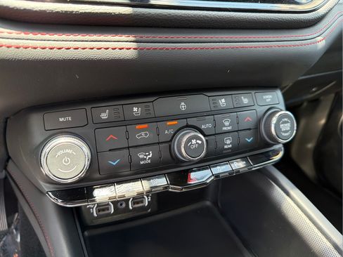 Used 2024 Dodge Durango GT RWD image 19