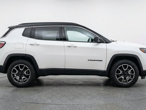 Used 2025 Jeep Compass Trailhawk AWD/4WD image 11