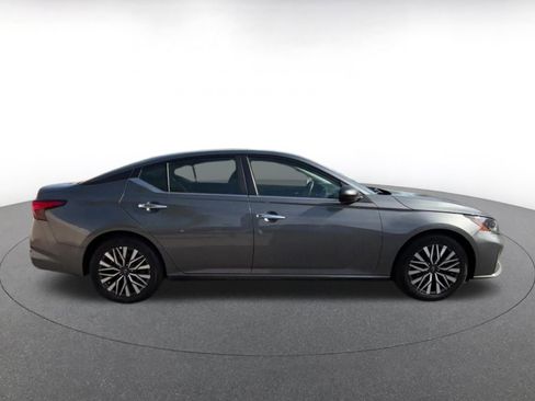Used 2025 Nissan Altima 2.5 SV FWD image 16