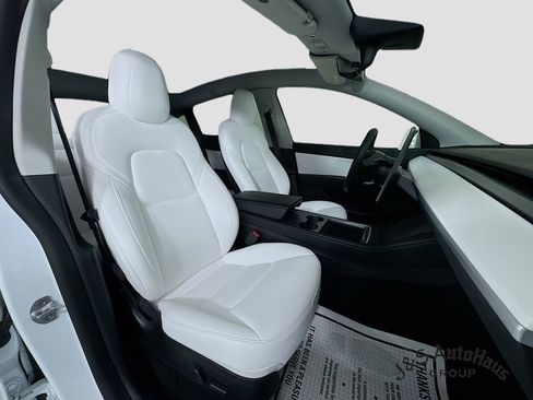 Used 2022 Tesla Model Y Long Range image 32