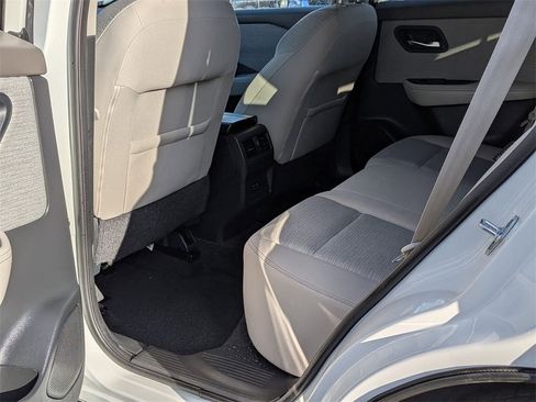 Used 2022 Nissan Rogue SV image 16