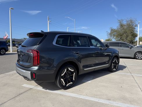 Certified 2023 Kia Telluride S image 4