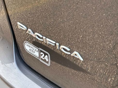 Used 2022 Chrysler Pacifica Touring-L FWD image 11