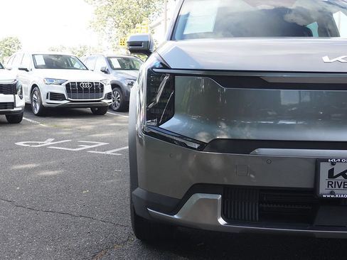 Used 2024 Kia EV9 Light Long Range RWD image 14