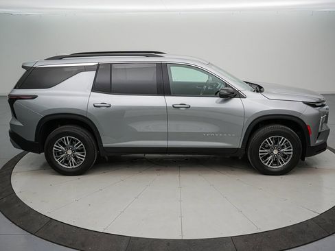 Used 2025 Chevrolet Traverse LT image 3