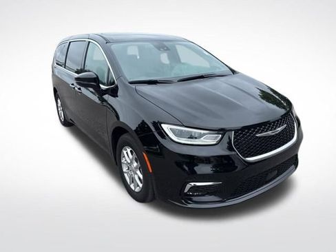 Used 2025 Chrysler Pacifica Select FWD image 7