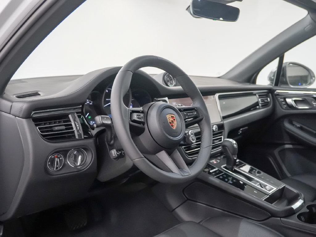 Certified 2026 Porsche Macan Turbo AWD/4WD image 4