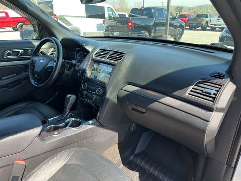 Used 2018 Ford Explorer XLT w/ Equipment Group 202A image 9