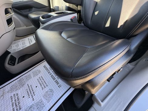 Used 2024 Chrysler Pacifica Touring-L FWD image 32