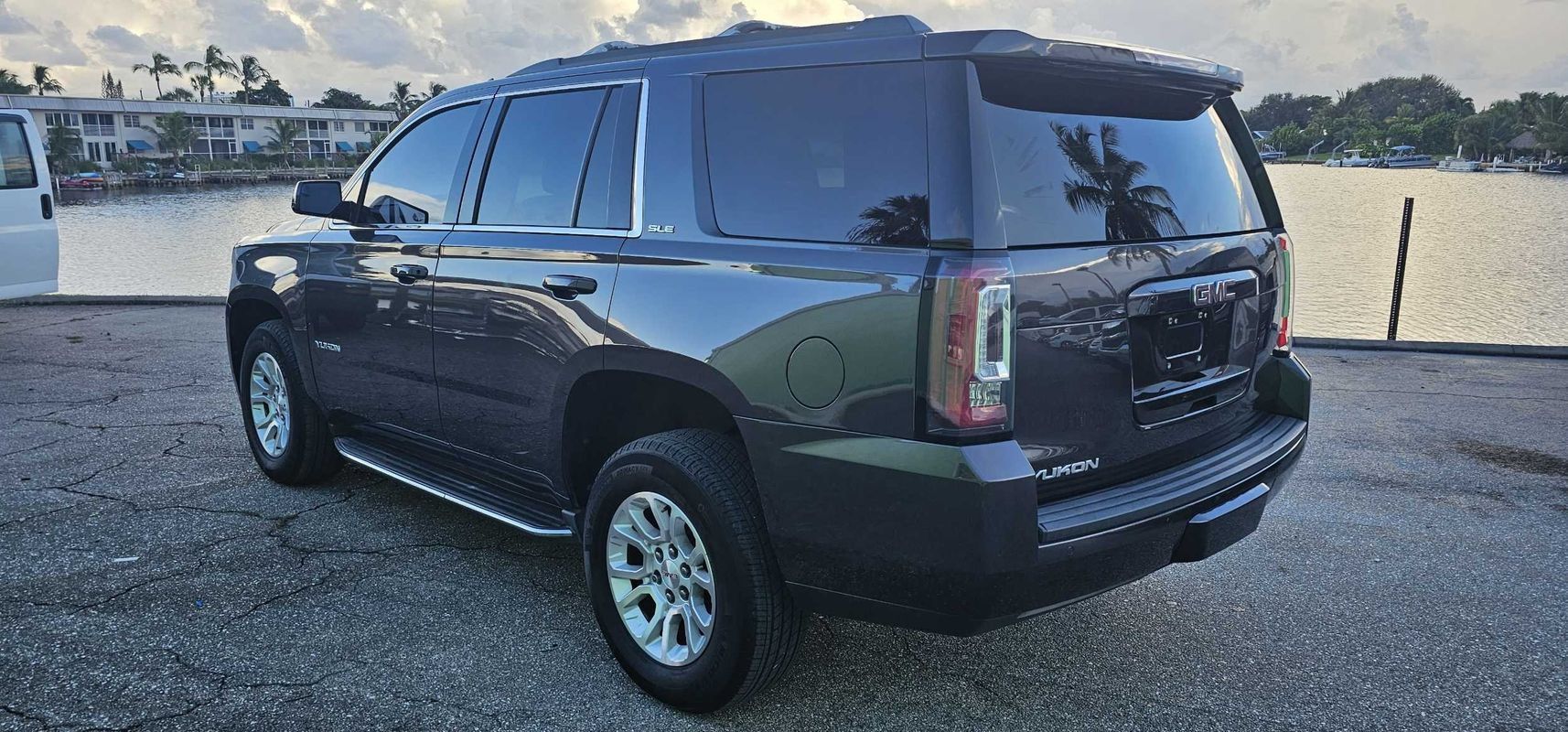 Used 2018 GMC Yukon SLE w/ Convenience Package RWD image 3