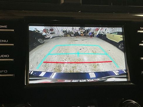 Certified 2018 Toyota Camry SE image 20