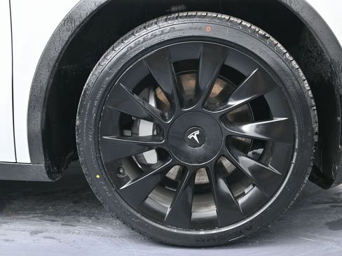 Used 2021 Tesla Model Y 2WD image 11