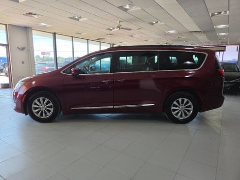 Used 2017 Chrysler Pacifica Touring-L FWD image 4
