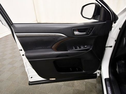 Used 2018 Toyota Highlander Limited w/ Carpet Mat Package (TMS) image 14