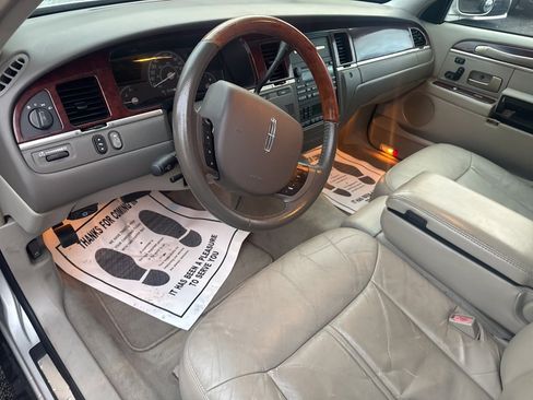 Used 2005 Lincoln Town Car Signature Limited image 34