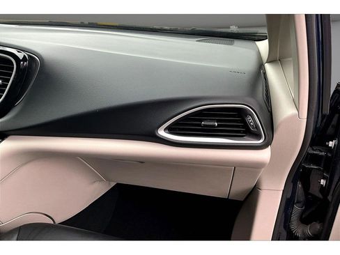 Used 2024 Chrysler Pacifica Touring-L image 18