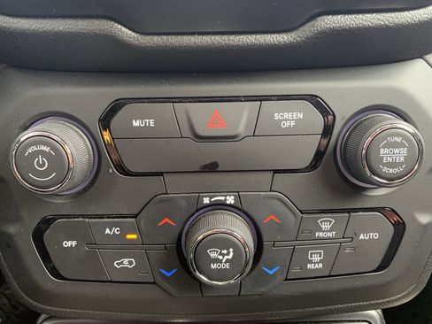 Used 2018 Jeep Renegade Latitude w/ Cold Weather Group AWD/4WD image 7