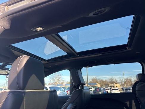 Used 2025 Chrysler Pacifica Limited image 17