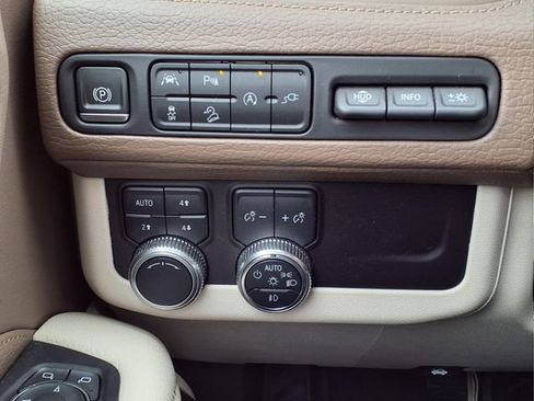 Used 2021 GMC Yukon Denali w/ Denali Premium Package image 25