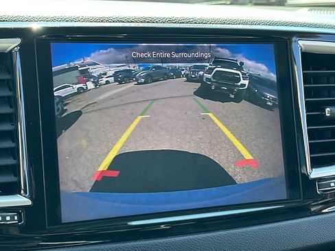 Used 2022 Chrysler Pacifica Touring-L FWD image 17