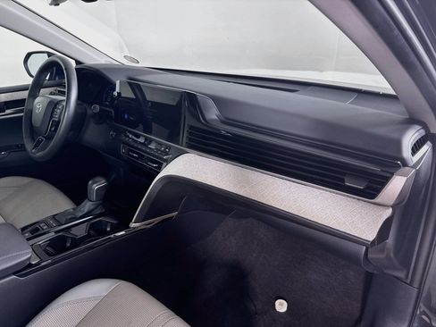 Used 2025 Toyota Camry XLE FWD image 35