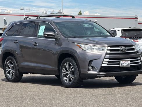 Used 2019 Toyota Highlander Plus w/ Carpet Mat Package (TMS) FWD image 5
