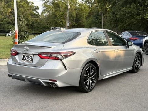 Used 2022 Toyota Camry SE FWD image 3