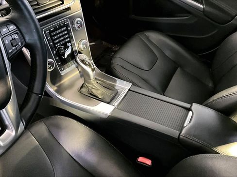 Used 2015 Volvo V60 T5 Platinum image 16