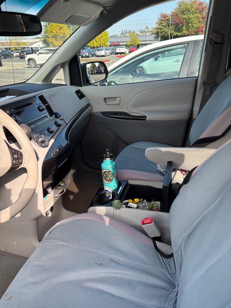 Used 2011 Toyota Sienna LE w/ Towing Pkg AWD/4WD image 3