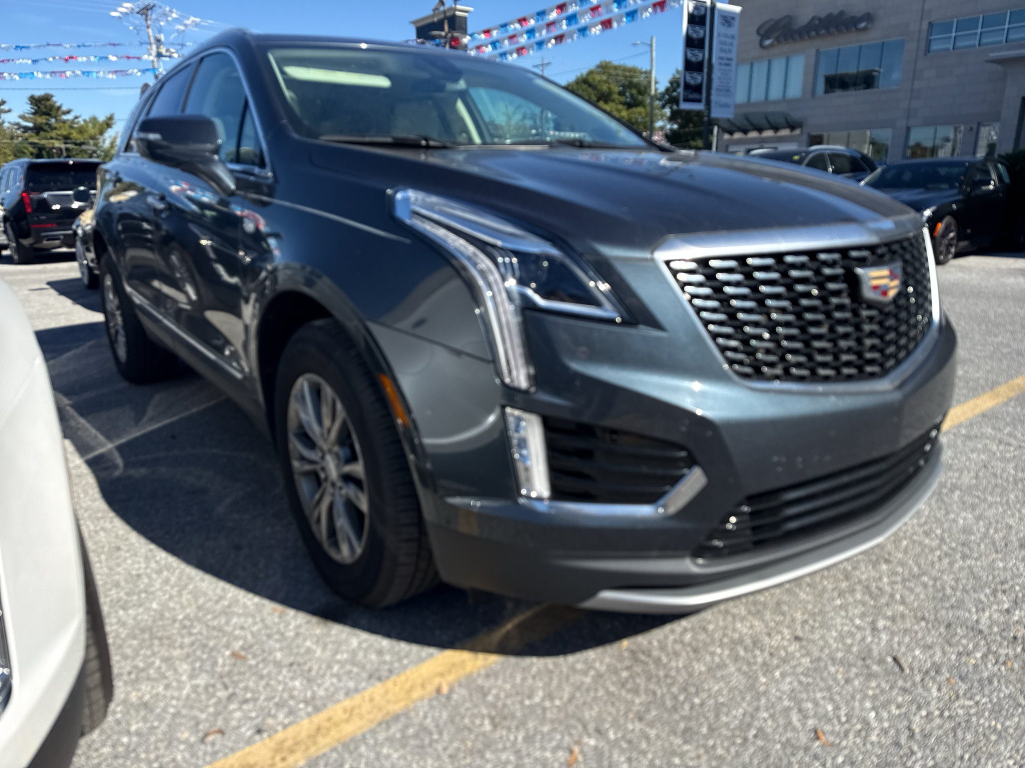 Used 2021 Cadillac XT5 Premium Luxury FWD image 2