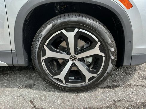 Used 2025 Volkswagen Tiguan SE image 25