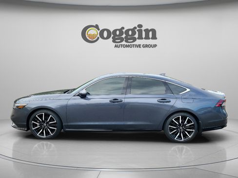 Used 2023 Honda Accord Touring image 2