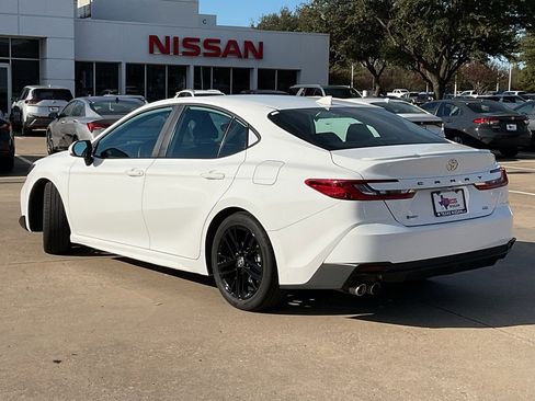 Used 2025 Toyota Camry SE image 7